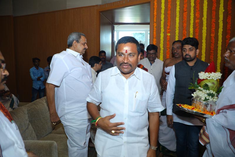 Sri Mulugu Ramalingeshwara Varaprasad Siddhanti was honoured with Jyotishyasastra Vignana Visharadha at Tummalapalli Kalakshetram, Vijayawada (64)